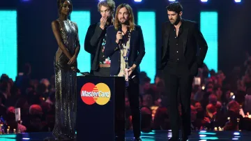 Skupina Tame Impala získala Brit Awards jako nejlepší formace, která nereprezentuje Velkou Británii. Psychedeličtí experimentátoři se letos v červenci předvedou také českému publiku na festivalu Colours of Ostrava.