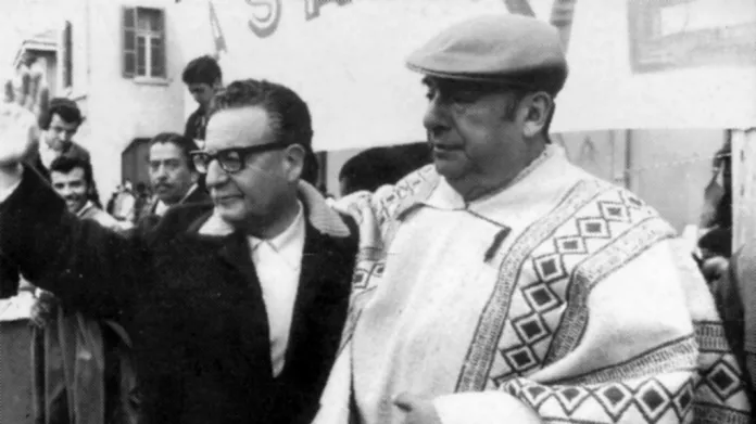 Pablo Neruda (vpravo) s chilským prezidentem Salvadorem Allendem