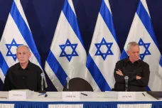 Netanjahu dál ztrácí podporu veřejnosti i ministrů. Šanci nahradit jej má Gantz