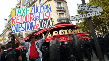 Ve Francii protestují proti vládě a možným úsporným opatřením