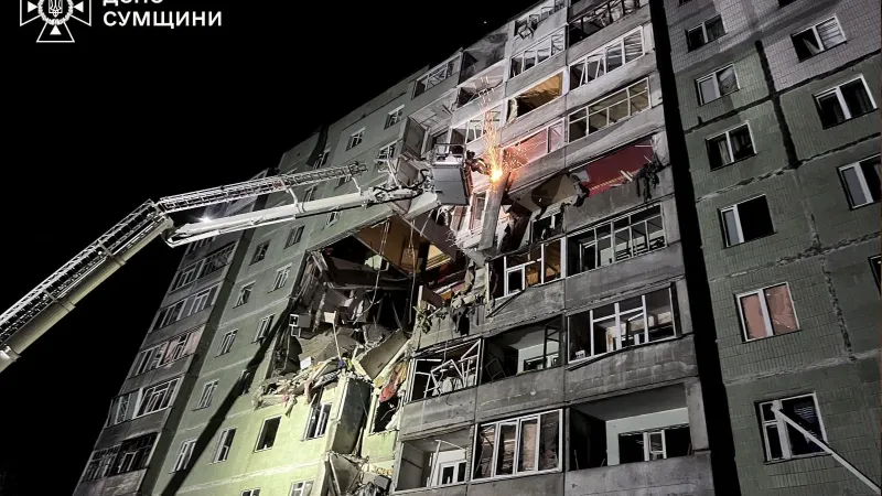 Bytový dům v Sumách po ruském útoku (30. 1. 2025)