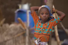 V Ghaně stále zadržují „čarodějky“. Syn jedné z nich jim pomáhá na svobodu