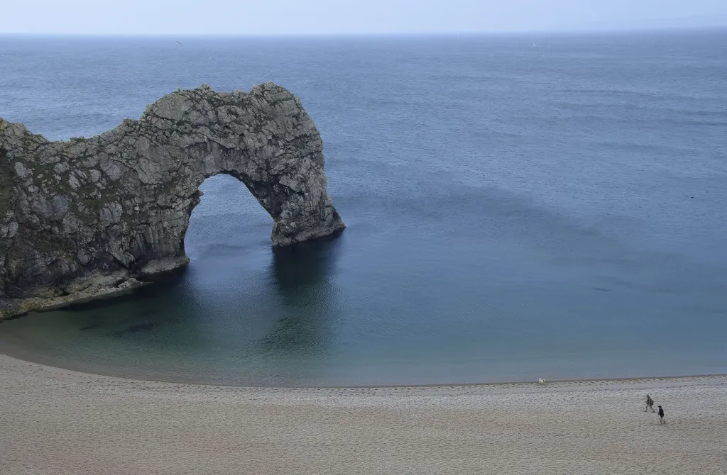 Pobřeží v jižní části Anglie Jurassic Coast navštěvuje v době koronavirových opatření více turistů