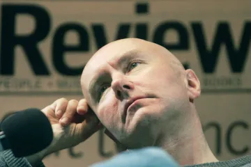 Recenze: Irvine Welsh radikálně léčí ku prospěchu lesbické lásky