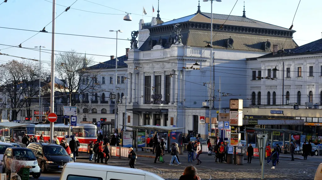 Podle taxikářů není před nádražím dost míst