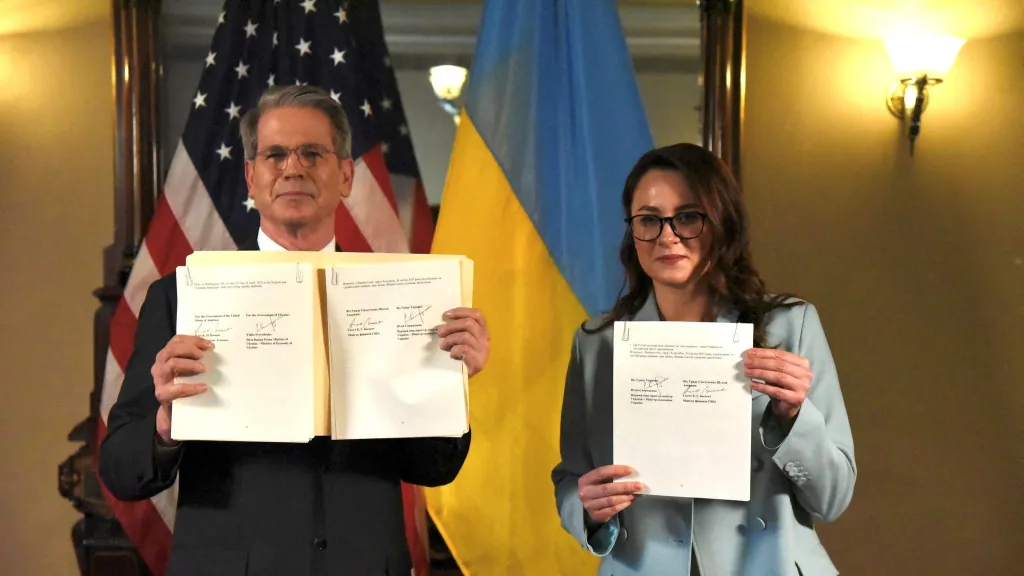 Scott Bessent a Julija Svyrydenková po podpisu dohody o nerostech