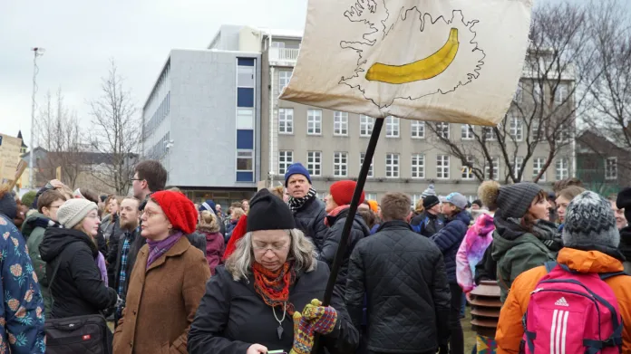 Protest před budovou parlamentu v Rejkjavíku