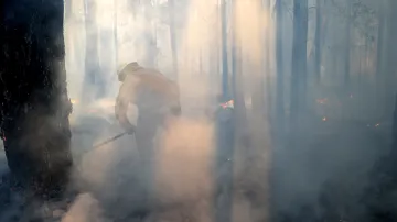 Australští hasiči bojují s požárem