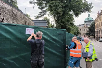 TSK ohradila pozemky kolem tábořiště aktivistů u úřadu vlády, vyklizené zatím není