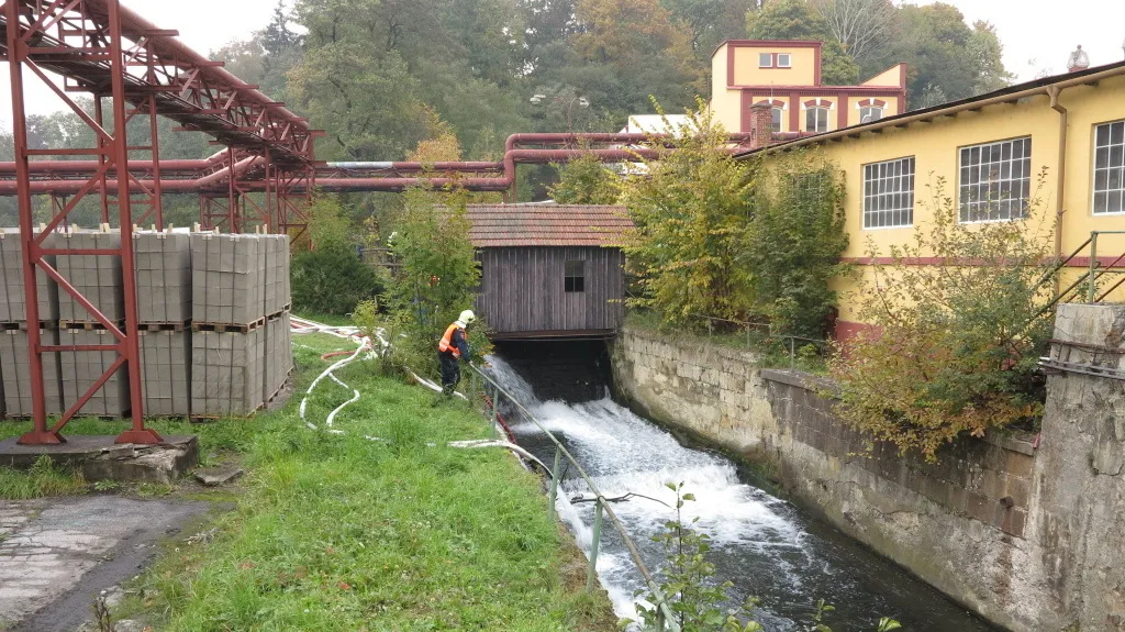 Hasiči přečerpávají vodu