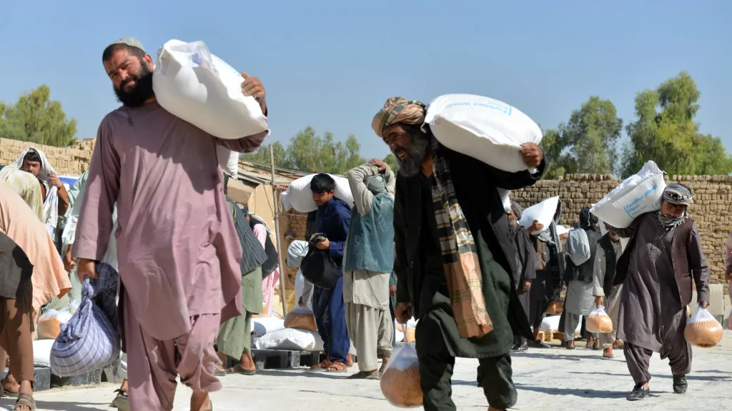 Lidé v Kandaháru si nosí humanitární pomoc