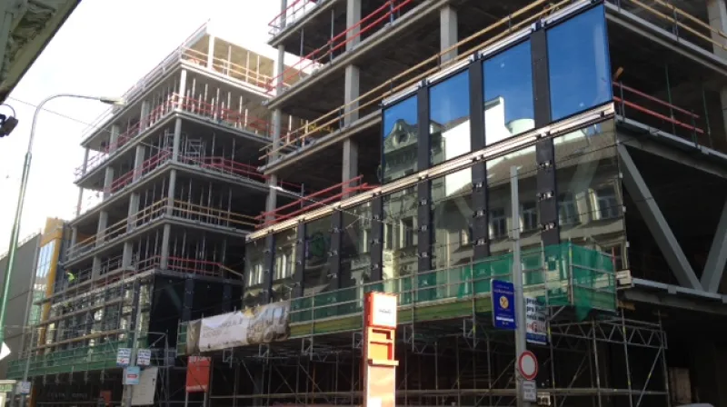 8. února jsem, při čekání na tramvaj, vyfotil stavbu obchodního centra Quadrium