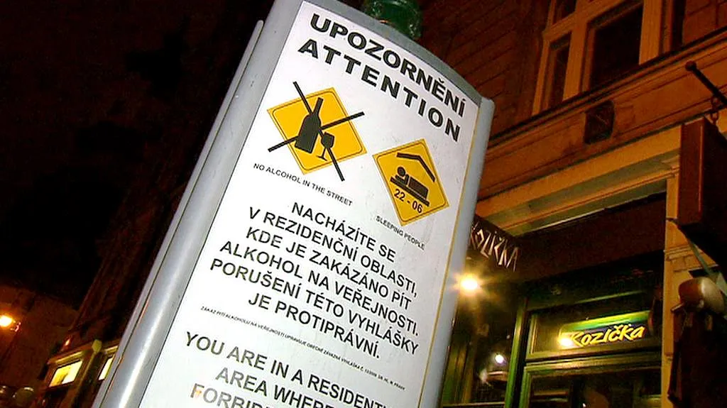 Cedule upozorňující na zákaz pití alkoholu