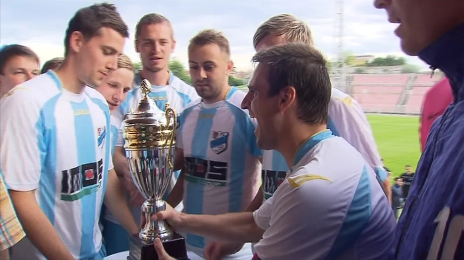 Hráči Veselí nad Moravou přebírají pohár za vítězství
