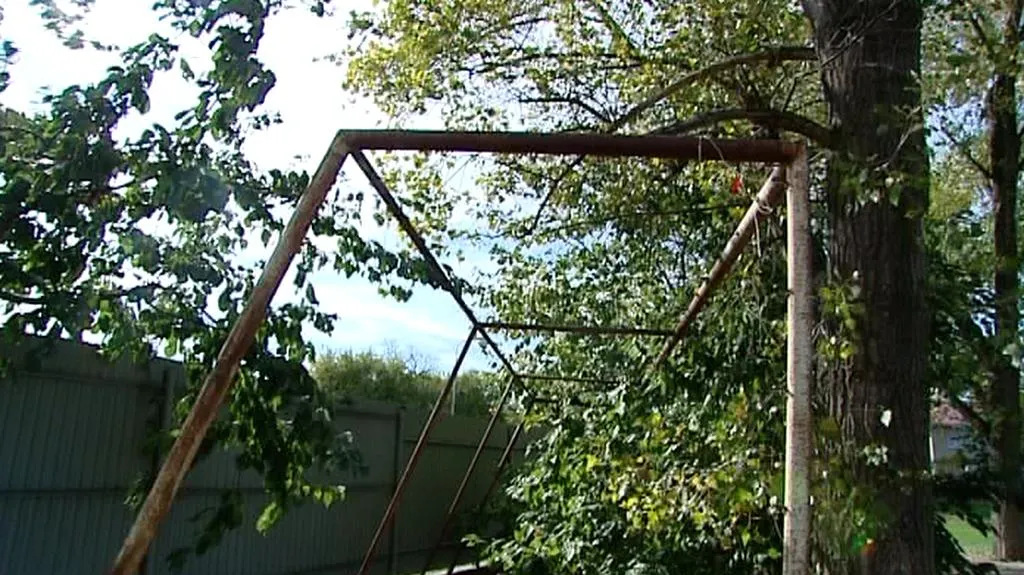 Nezajištěná branka u lubeneckého hřiště