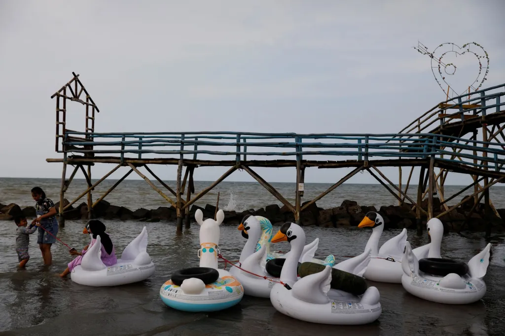 V indonéské oblasti Indramayu jeden z místních ekologů vymýšlí pohádky pro děti, které vypovídají o následcích ničení přírody, jakou je například eroze půdy. Pohádky následně dětem sděluje prostřednictvím loutkových představení