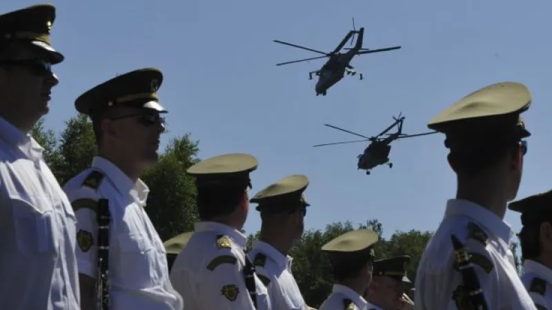 Sobotka: Přestaneme snižovat armádní rozpočet