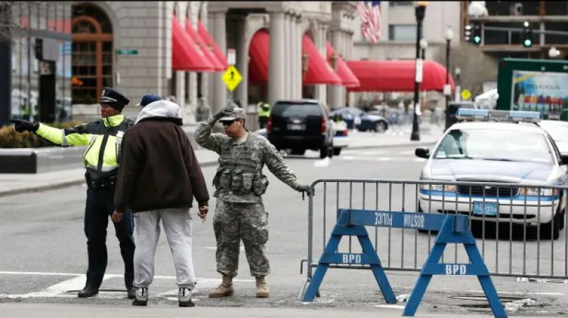 Policie má video s možným pachatelem útoku v Bostonu