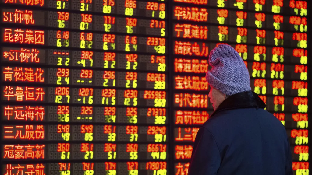 Investor sleduje ceny čínských akcií (červená barva znamená růst, zelená pokles). V pátek sice rostly, ale za celý rok skončily ve ztrátě