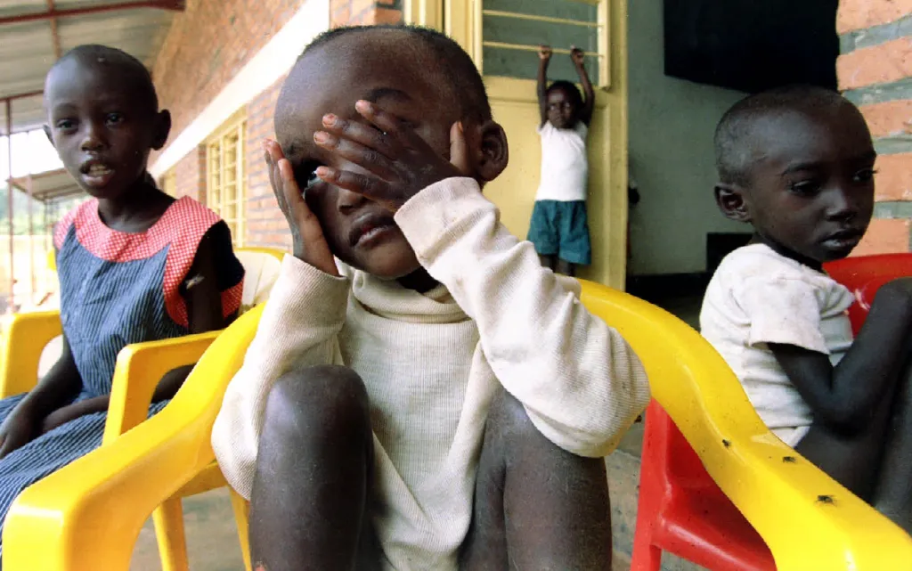 Děti, jejichž rodiny byly zabity milicí Hutuů, jsou umístěny v sirotčinci poblíž hlavního města Kigali