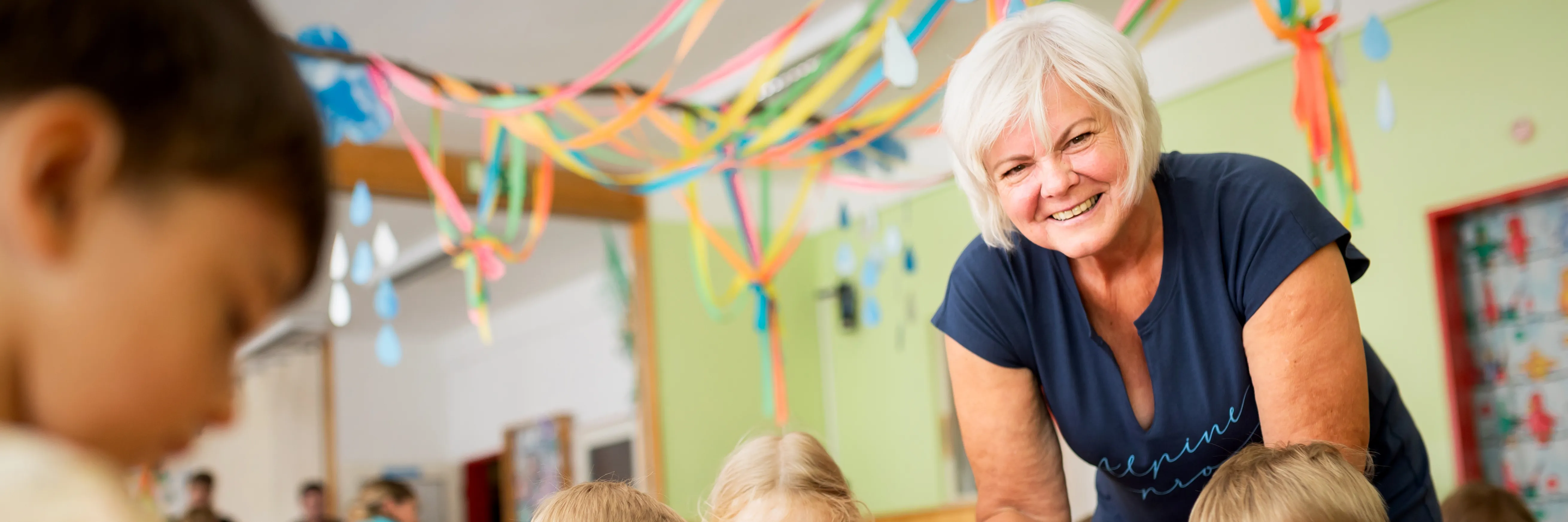 V penzi bývalé učitelce chyběly děti. Teď pomáhá ve školce jako „babička“