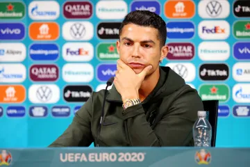 Konec rošád s lahvemi na Euru. UEFA reaguje na chování Ronalda a dalších