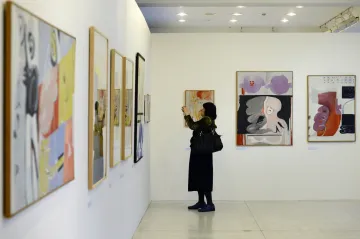 Volrábův Barevný neklid vystupuje ze stěn Veletržního paláce