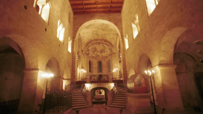 Interiér baziliky sv. Jiří