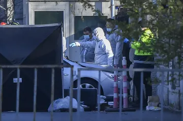 Rumun najel do brány ruského velvyslanectví a v důsledku nárazu v autě uhořel
