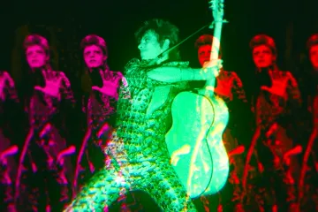 „Mám rád pod nohama tenký led.“ Dokument Moonage Daydream zachycuje hledání Davida Bowieho