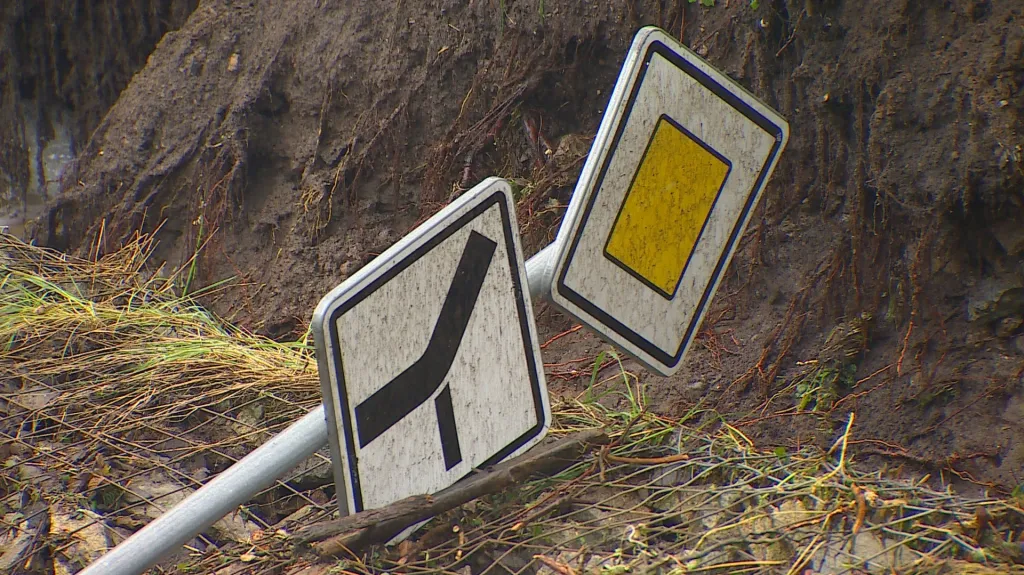Sesuv silnice po bouřce v Letovicích