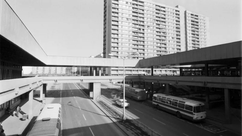 Autobusy ŠM11 na zastávce Odra na bohnickém sídlišti v roce 1980. Na označníku lze napočítat hned šest linek, které zajišťovaly obsluhu této části sídliště