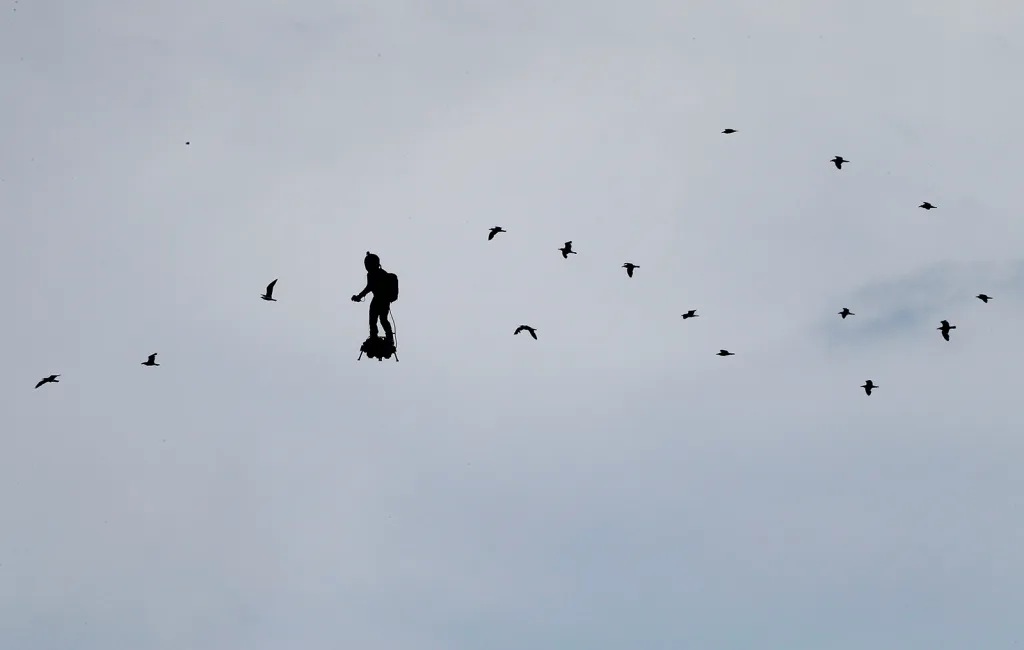 Francouzský vynálezce a sportovec Franky Zapata na svém létajícím stroji Flyboard Air předvádí projekt u pobřeží Středozemního moře během filmového festivalu v Cannes. Létající prkno může nést člověka rychlostí až 150 km/h
