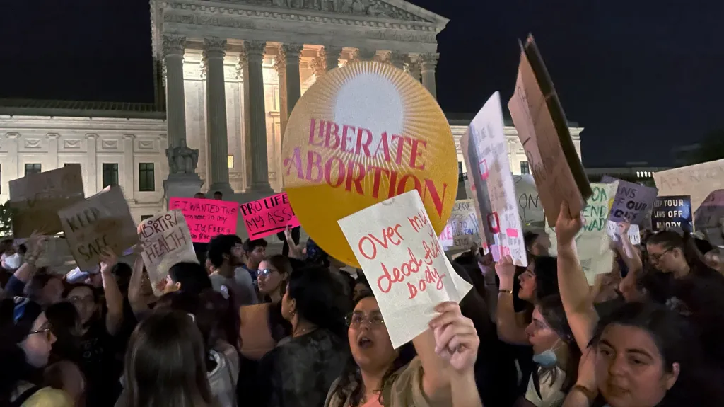 Protest proti zrušení práva na potrat před budovou Nejvyššího soudu USA