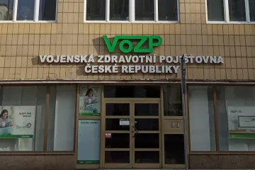 Zadlužená VoZP jedná o sloučení s pojišťovnou ministerstva vnitra, píše Aktuálně.cz