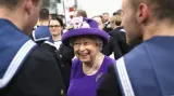 Alžběta II. během slavnostního ceremoniálu v Portsmouthu