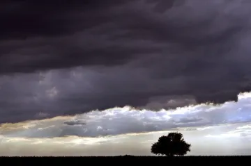 Moravu a severovýchodní Čechy mohou večer zasáhnout bouřky