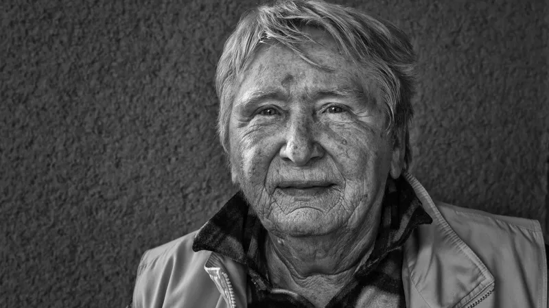 Ludmila Váchalová strávila na konci 50. let v komunistických lágrech pět roků. Za to, že svému zatčenému bratrovi, který se pokusil o přechod hranic, pomáhala ještě jako nezletilá s vynášením informací o zacházení bachařů s politickými vězni.