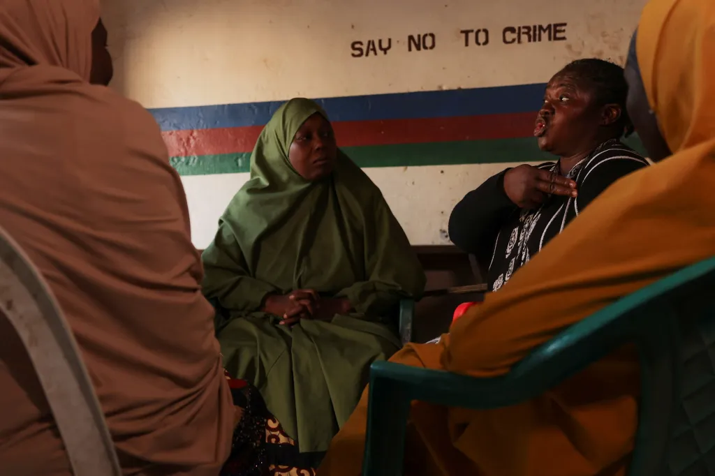 Proto se Blessing Ngozi Emmanuelová rozhodla dát dohromady skupinu žen ochotných aktivně se do boje s místní kriminalitou zapojit