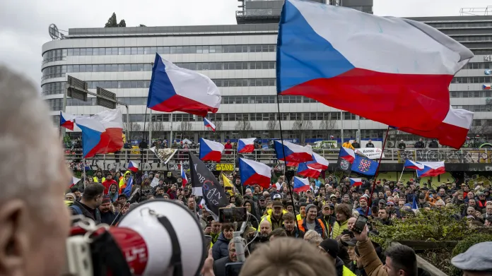 Demonstrací před ministerstvem zemědělství a blokádou pražské magistrály upozorňuje část farmářů na podle nich špatnou situaci českého zemědělství