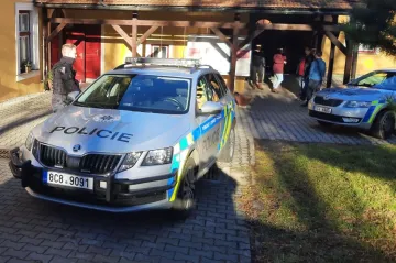 Student střední školy v Krumlově vyhrožoval spolužačkám nožem. Policie budovu evakuovala
