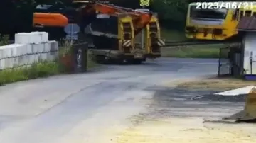 Záběry srážky vlaku s nákladním autem ve Stráži nad Nisou