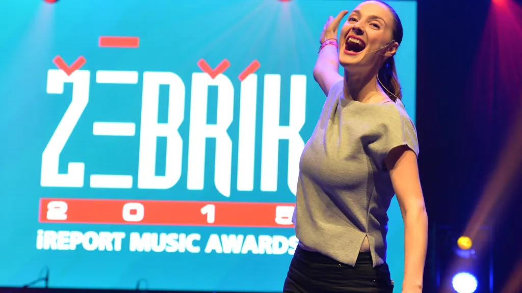 Barbora Poláková uváděla ceny Žebřík a odnesla si cenu za nejlepší videoklip