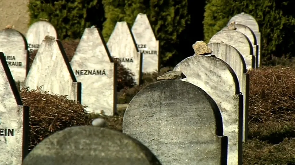 Hroby utýraných žen při pochodu smrti