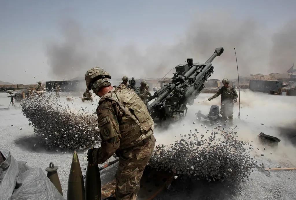 Vojáci amerického polního dělostřelectva pálí houfnicí u obce Sperwan Ghar v okrese Panjwai na jihu Afghánistánu. Snímek pořízen 12. června 2011
