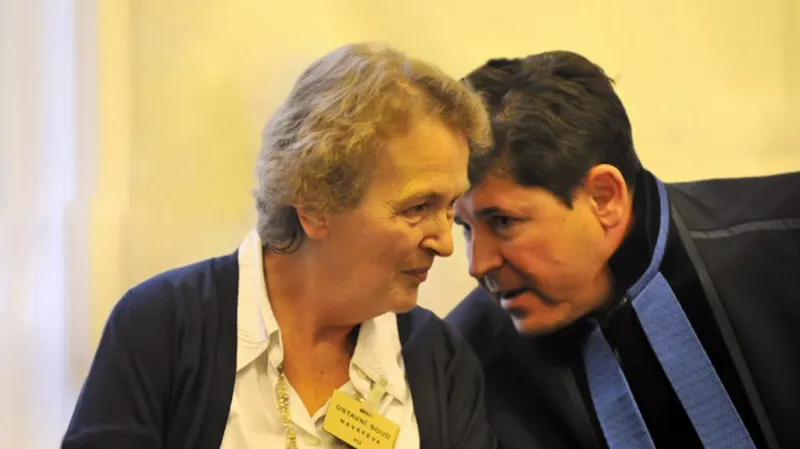 Alžběta Pezoldová se svým advokátem