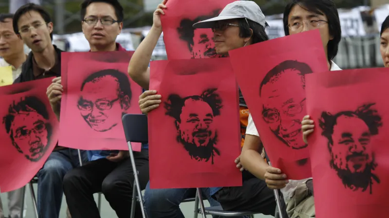 Prodemokratičtí demonstranti s portréty zadržených čínských disidentů