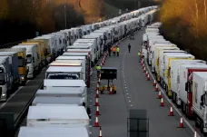 Na jihu Británie kvůli koronaviru zůstává pět tisíc kamionů