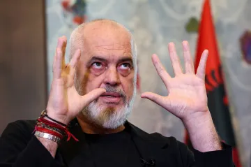 PR zástěrka, nebo prestiž? Albánský premiér vystavuje sochu „načmáranou“ v úřadě