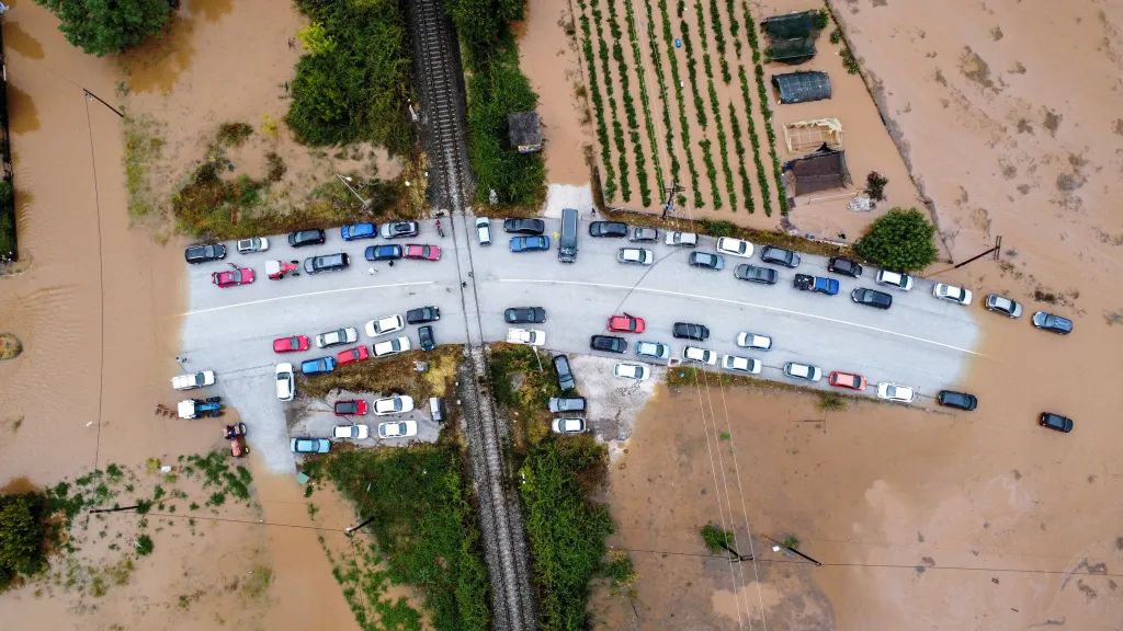 Auta uvázlá na silnici po záplavách ve střední části Řecka, které způsobila bouře Daniel